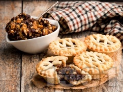 Плънка за коледни мини пайове (minced pie) със сушени плодови, фурми и ябълки - снимка на рецептата